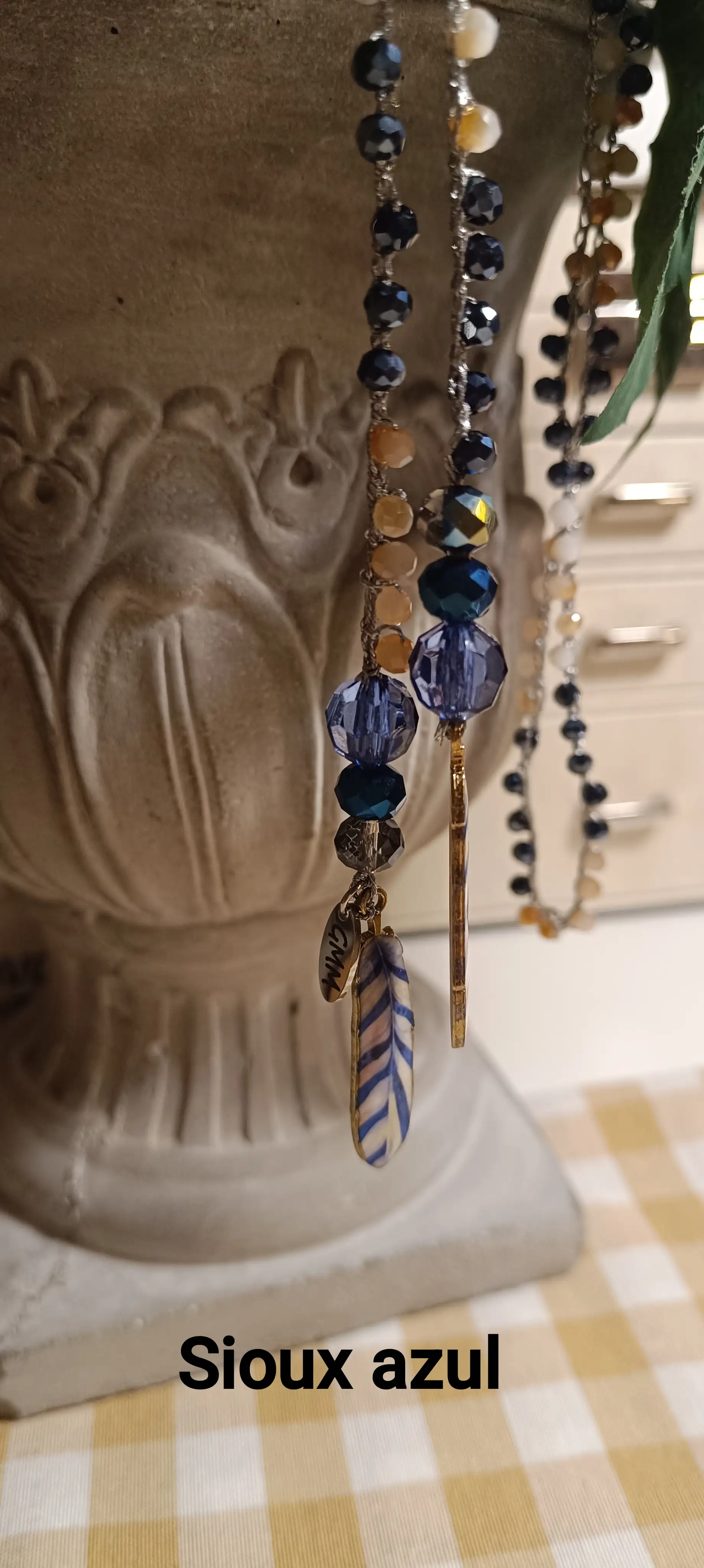 Collar plumas azul