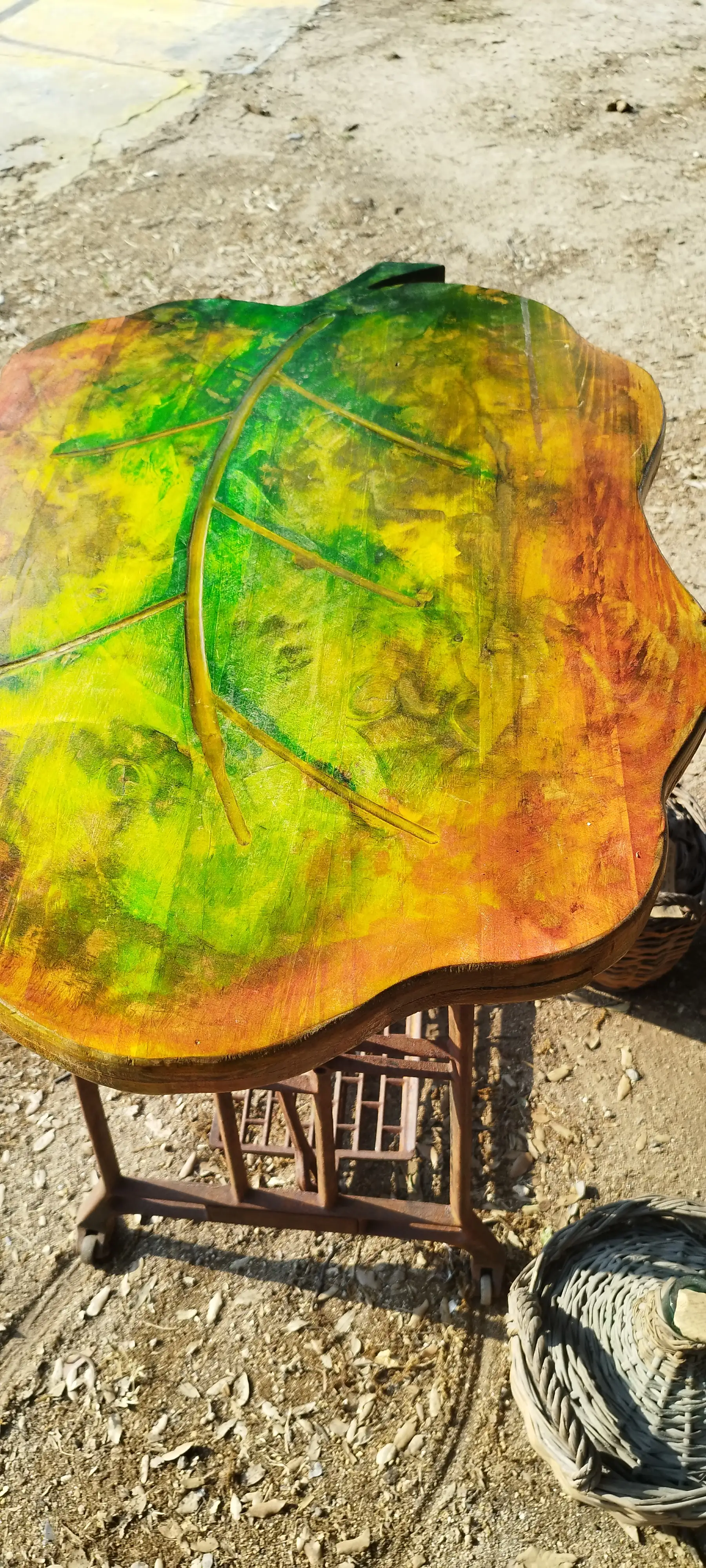 Mesita con forma de hoja de roble