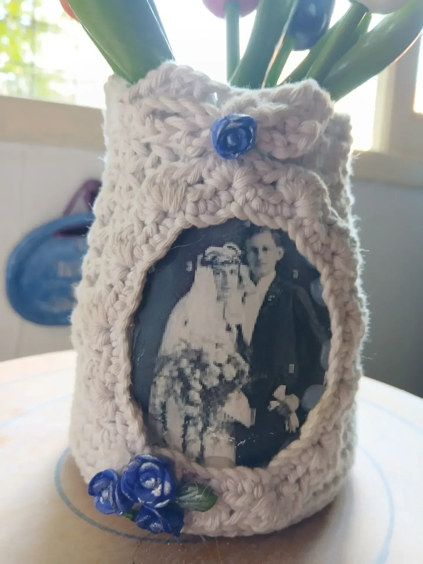 Frascos y prendedores decorados con cerámica y crochet - Imagen 2