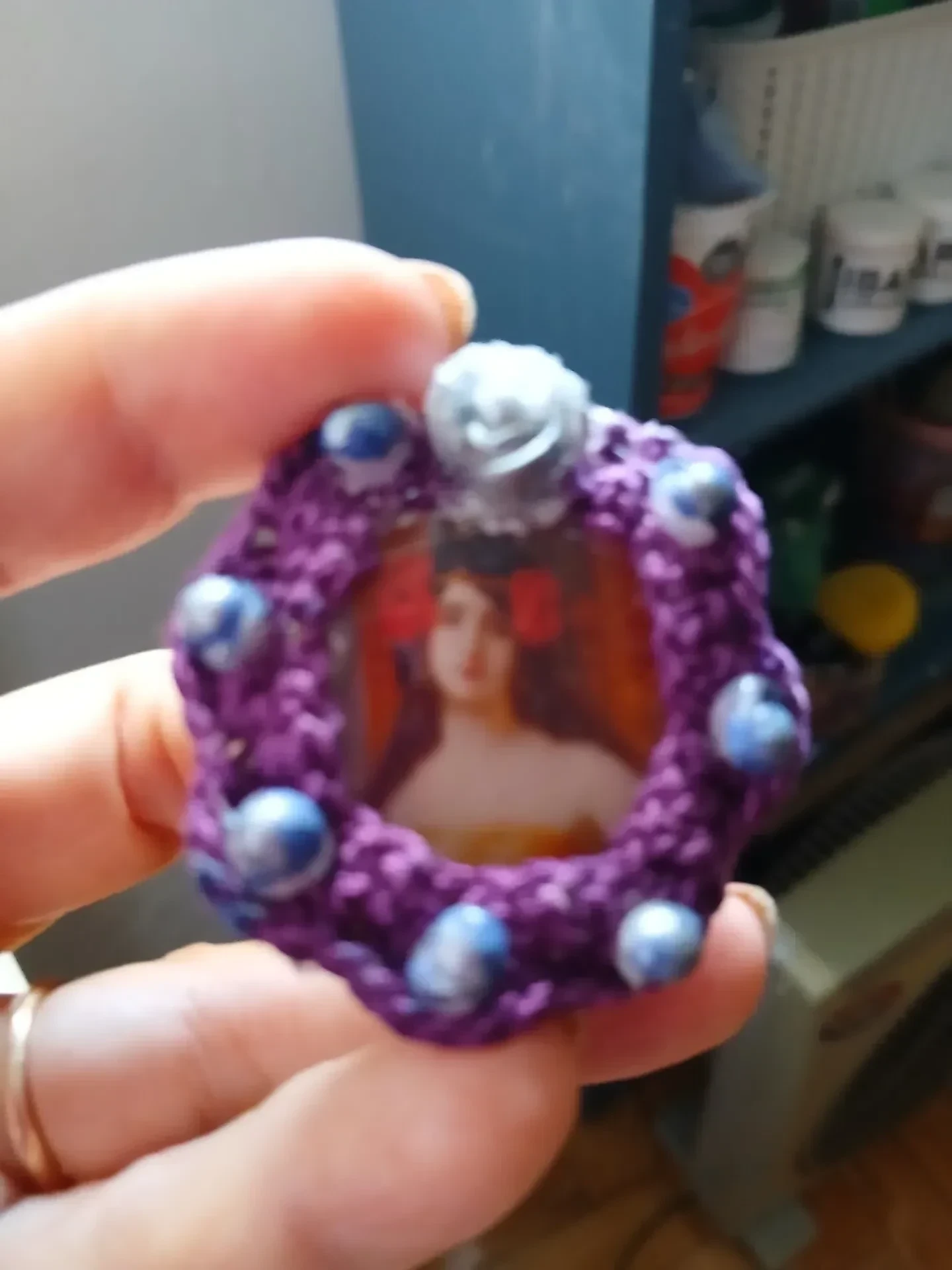 Frascos y prendedores decorados con cerámica y crochet - Imagen 3