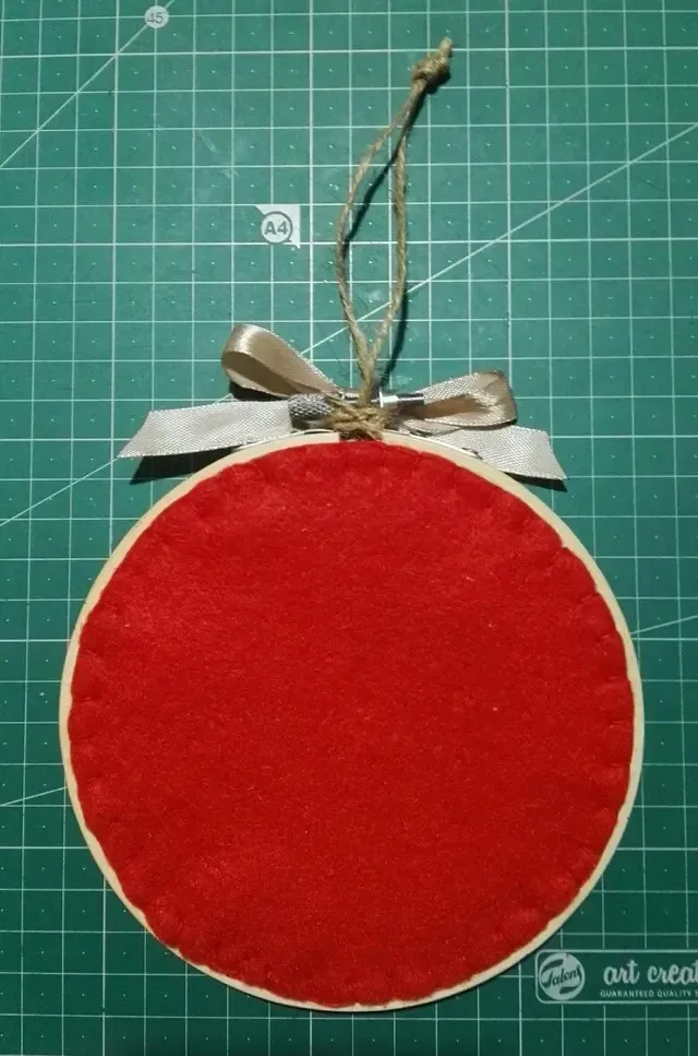 Cuadro navideño artesanal – niña con árbol de navidad - Imagen 2