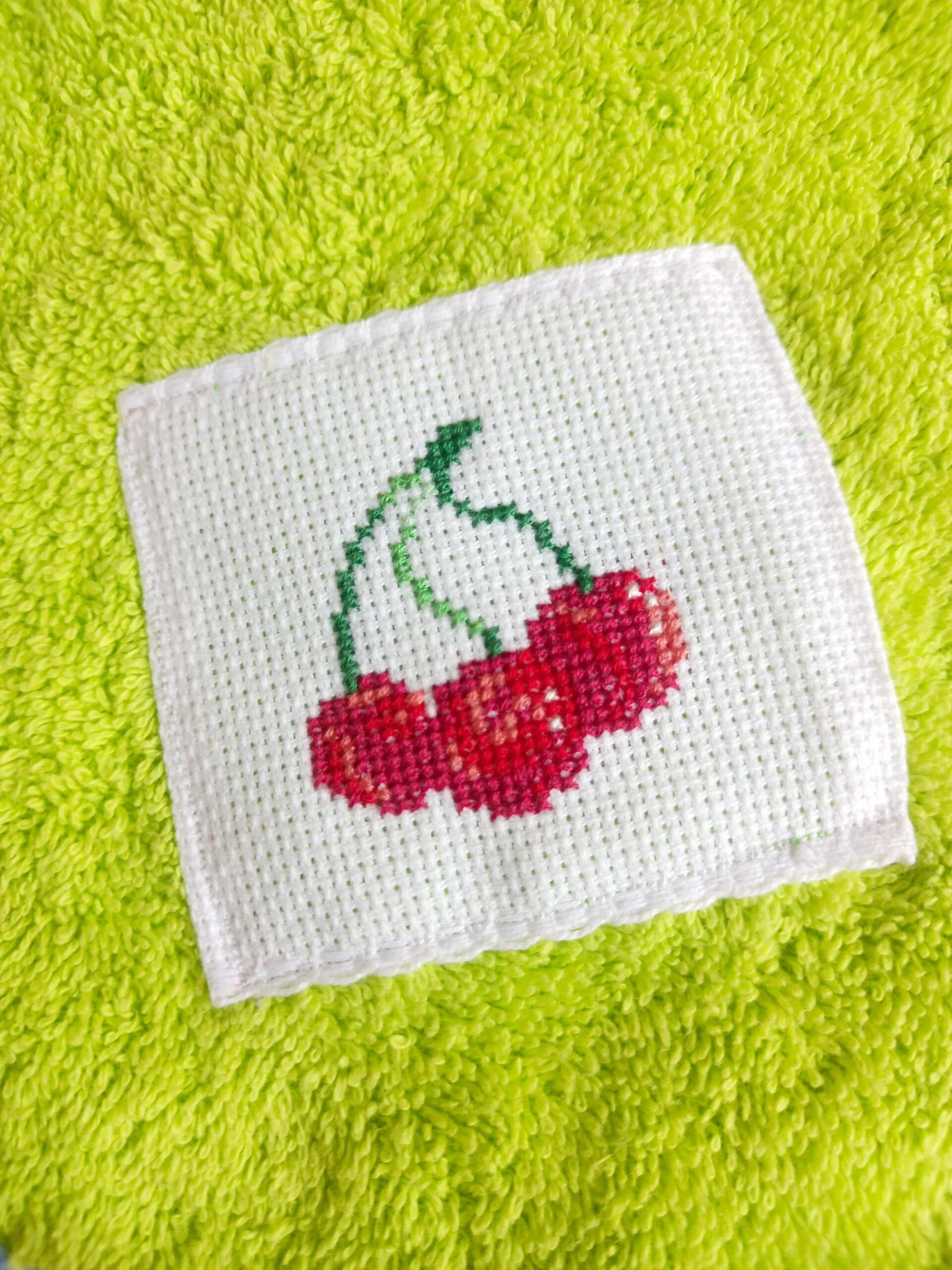 Paño de cocina hecho a mano y bordado a punto de cruz - Imagen 2