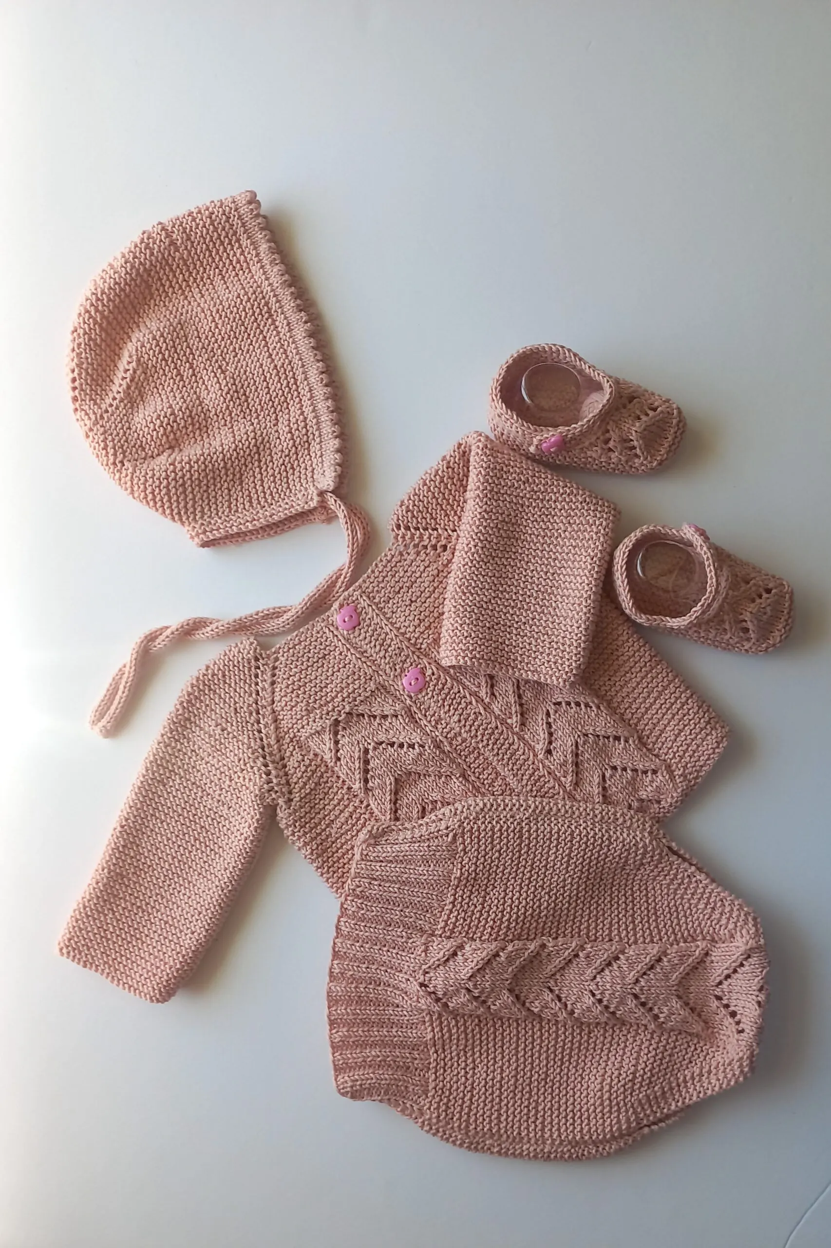 Conjunto completo hecho a mano en un suave color rosa