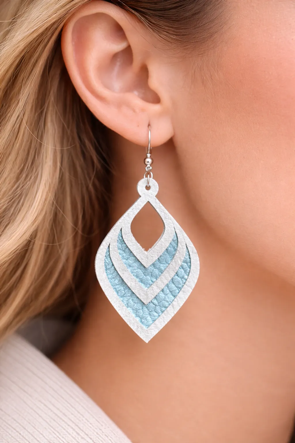 Pendientes artesanales en tonos blancos y azul claro