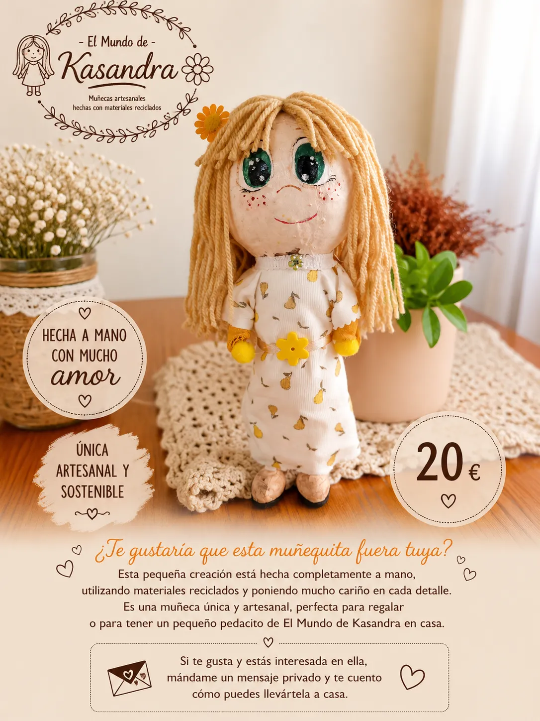 Pequeña muñeca hecha con materiales reciclados