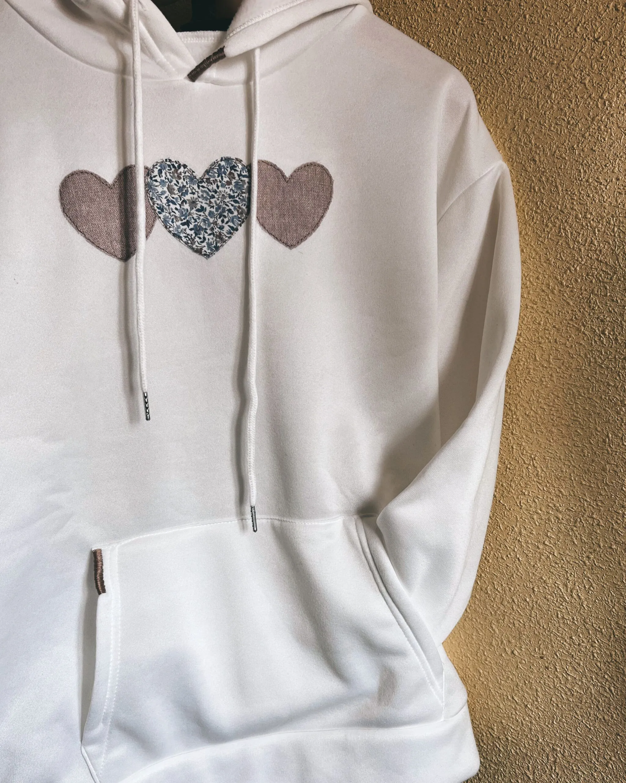 Sudadera corazones bordada a mano - Imagen 2