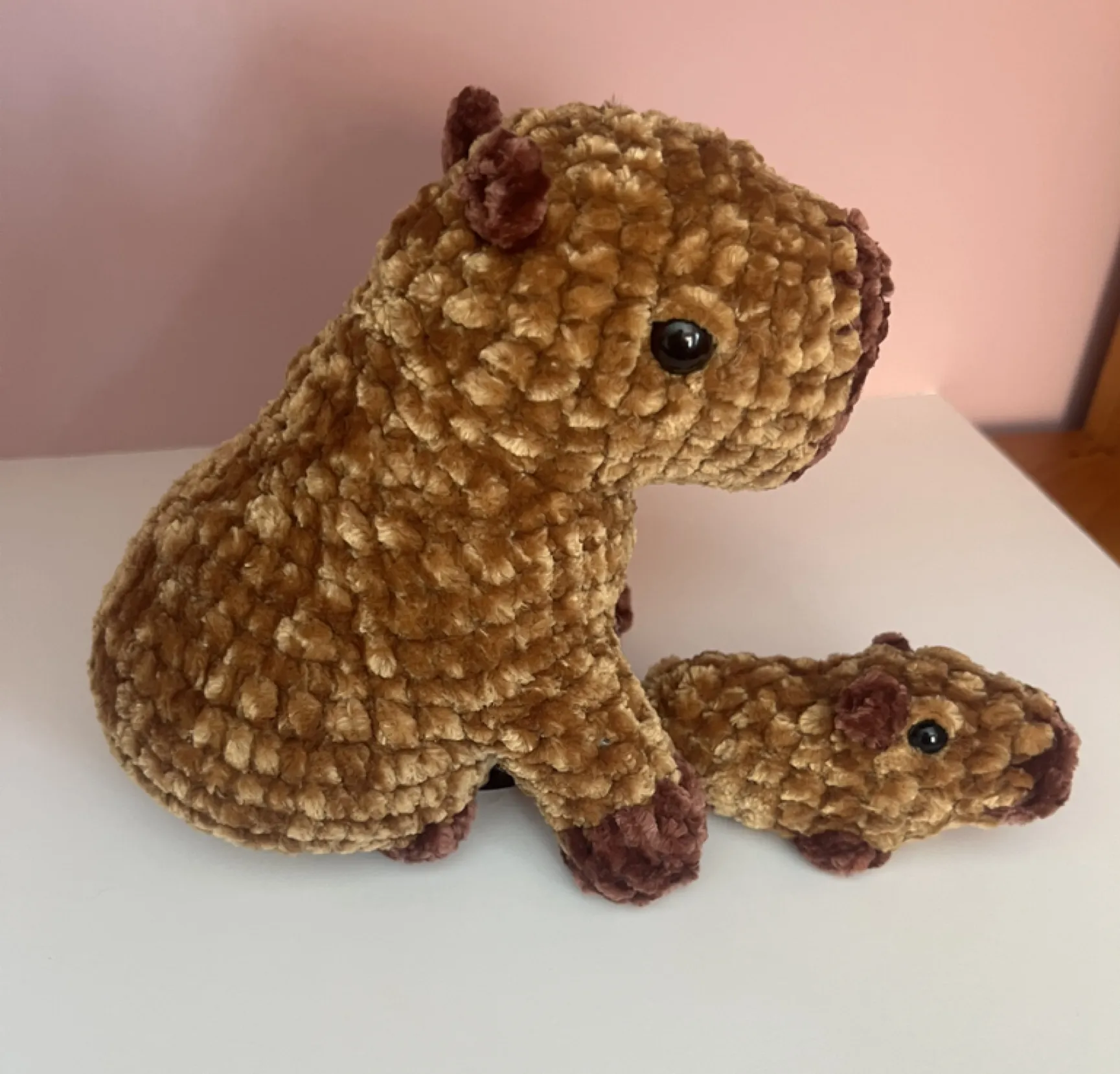 Capibara/Carpincho con su cría, amigurumi.