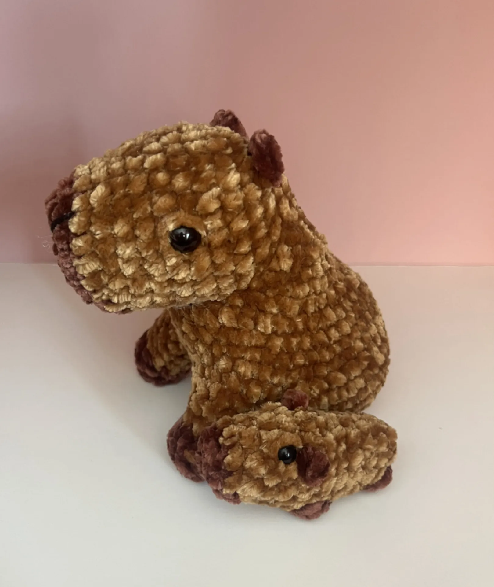 Capibara/Carpincho con su cría, amigurumi. - Imagen 2