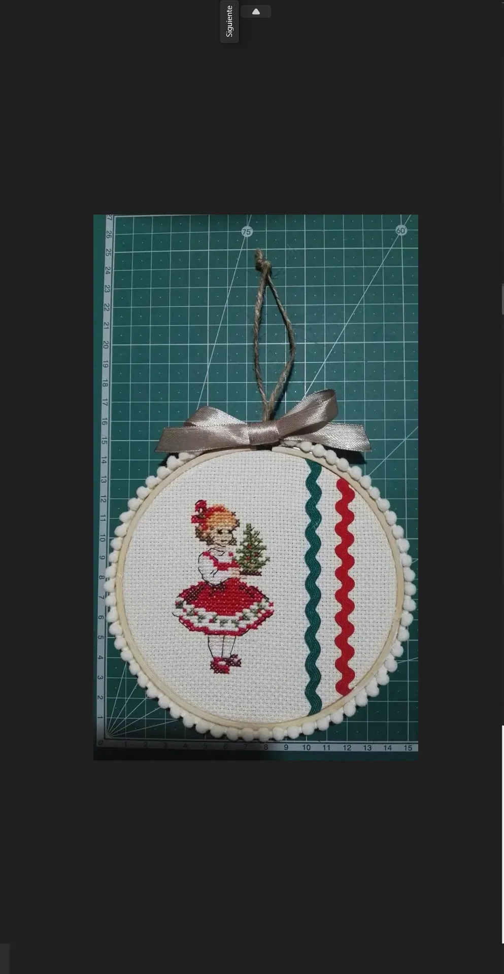 Cuadro navideño artesanal – niña con árbol de navidad