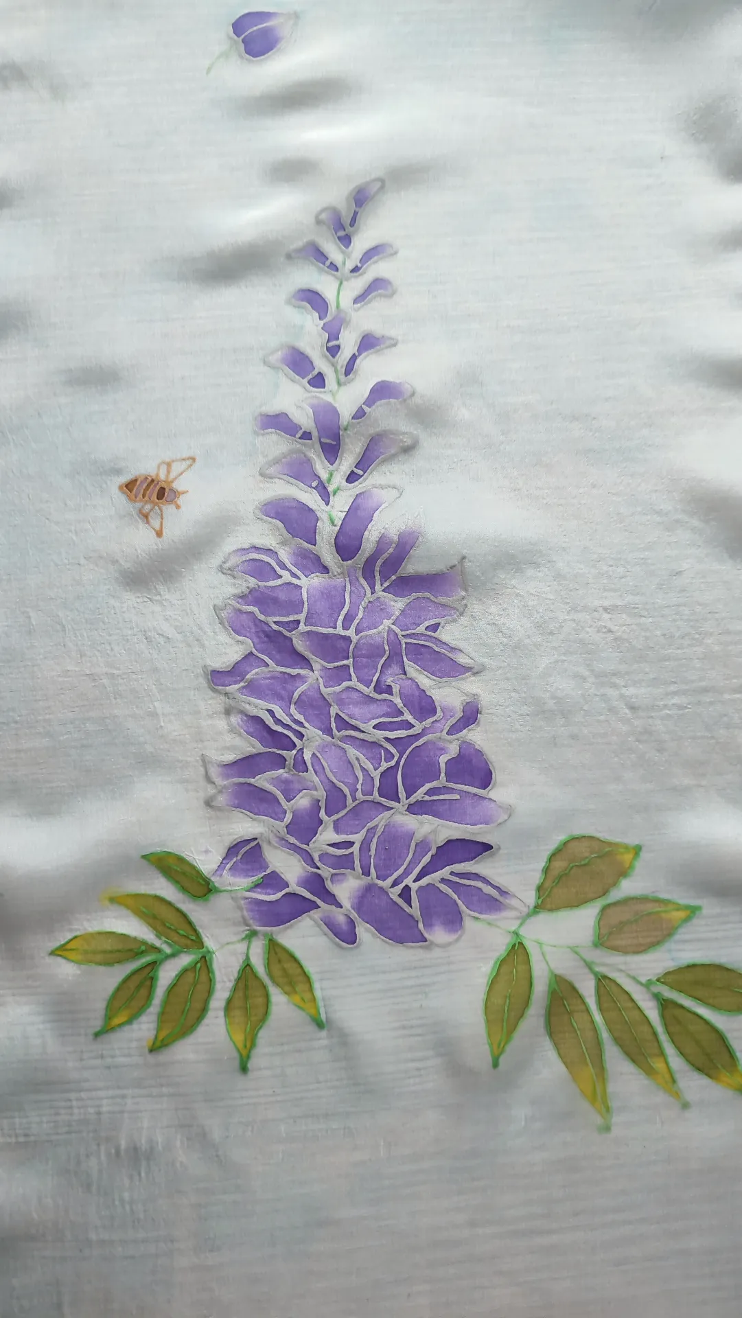Fular de Seda "Fachada Bridgerton" – Pintado a Mano con Glicinias - Imagen 5