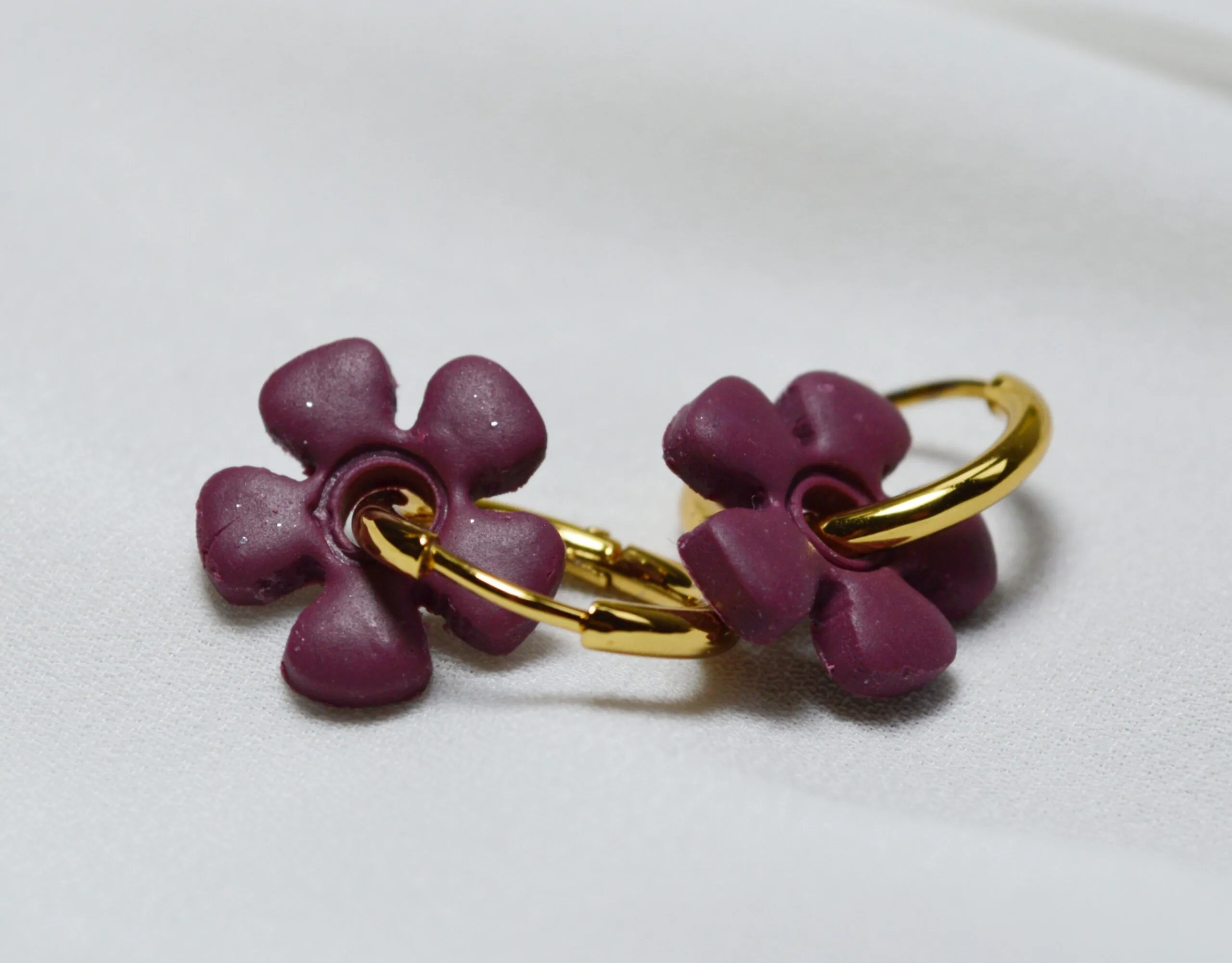 Pendientes de arcilla polimérica modelo Charm Flor Morado