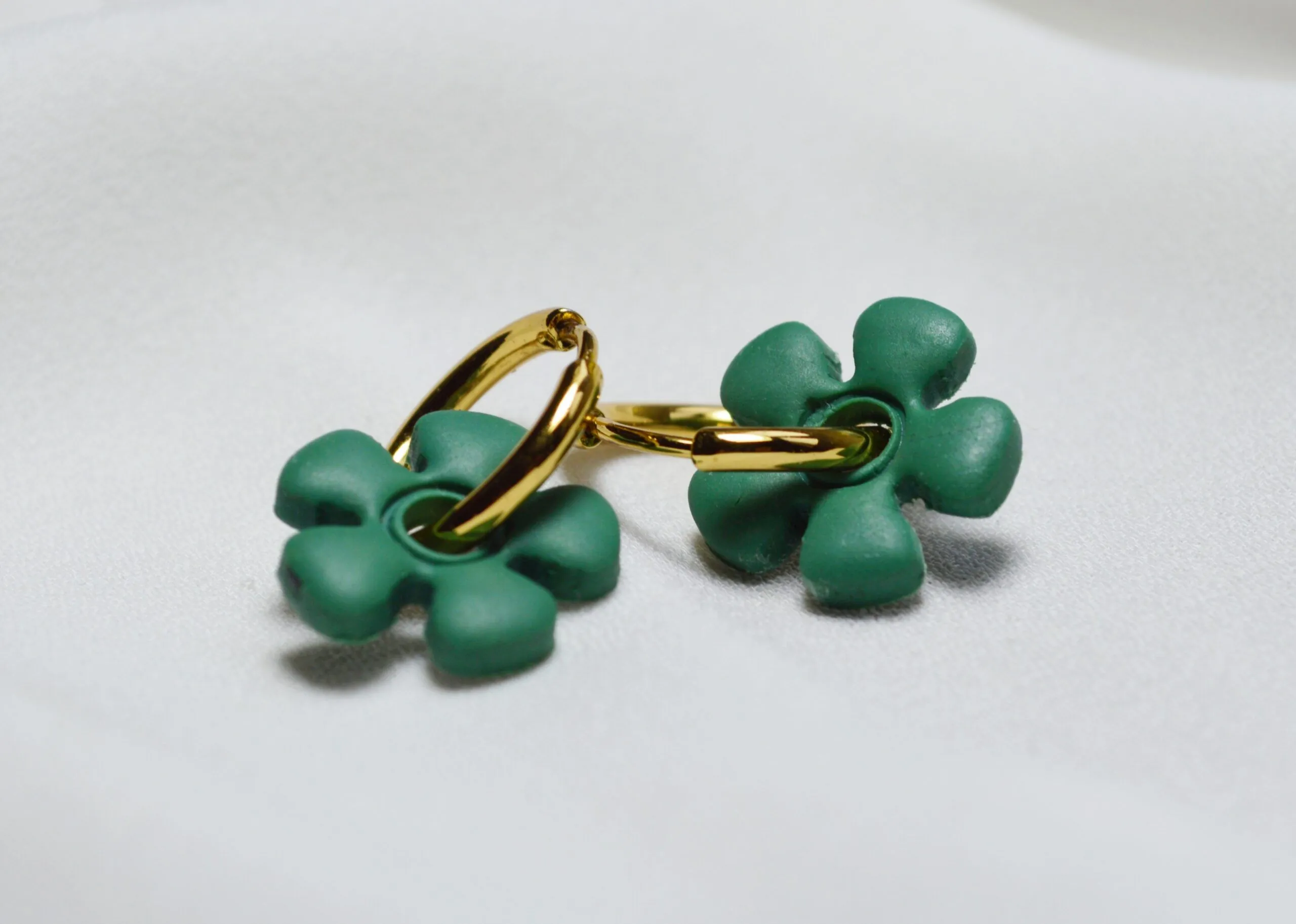 Pendientes de arcilla polimérica modelo Charm Flor Verde