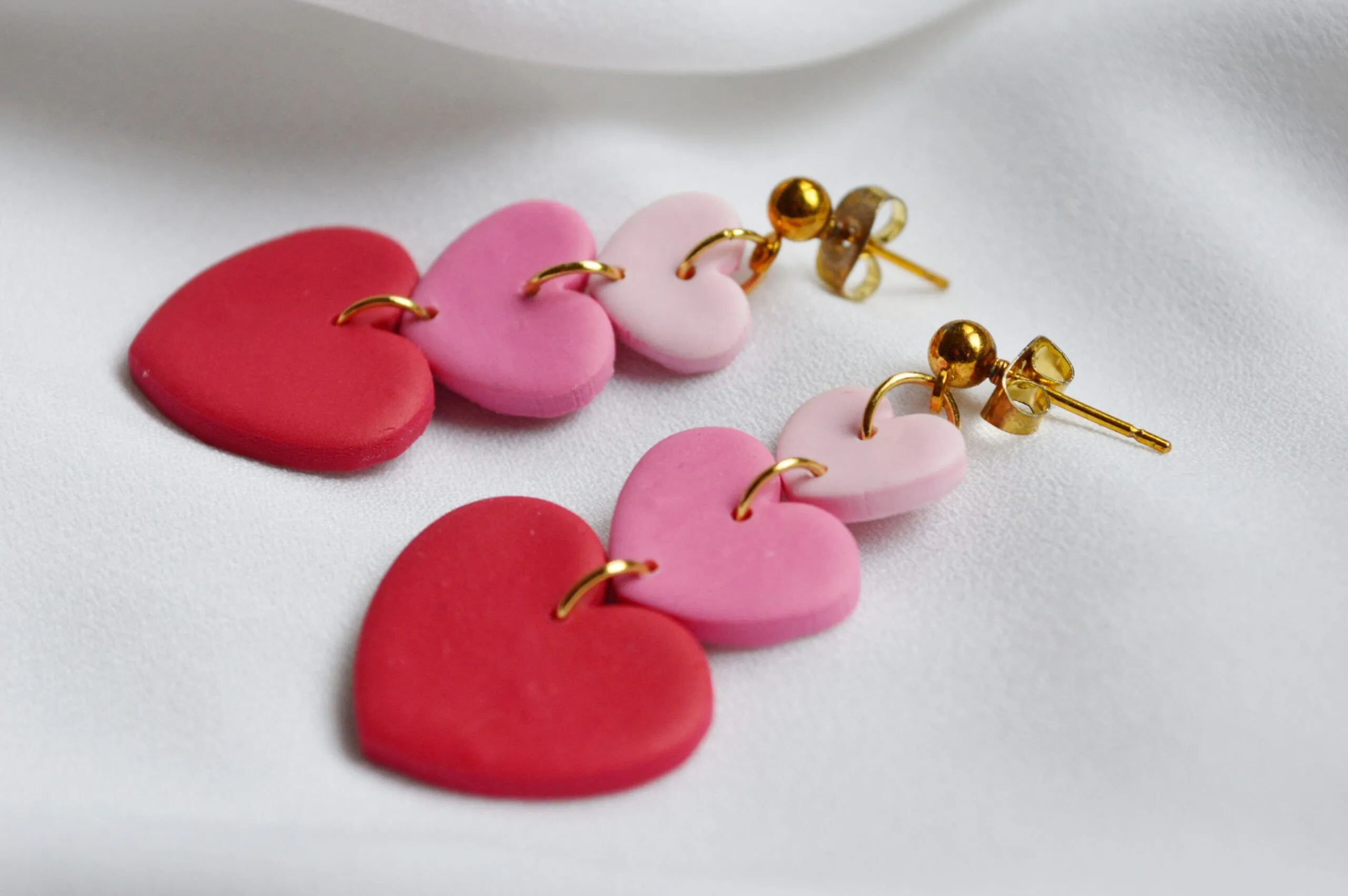 Pendientes de arcilla polimérica modelo Tres de Corazones