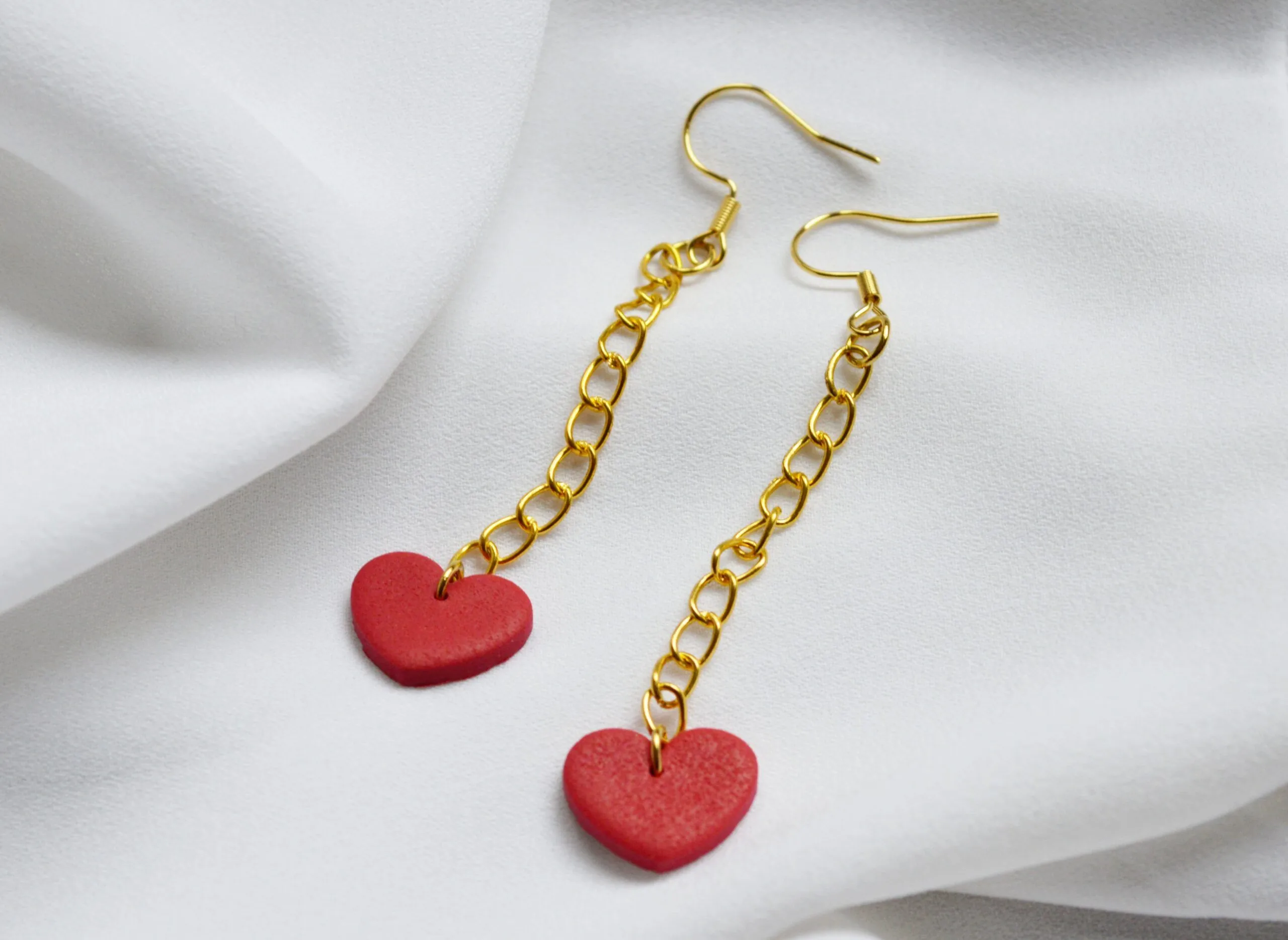 Pendientes de arcilla polimérica modelo Amor Encadenado