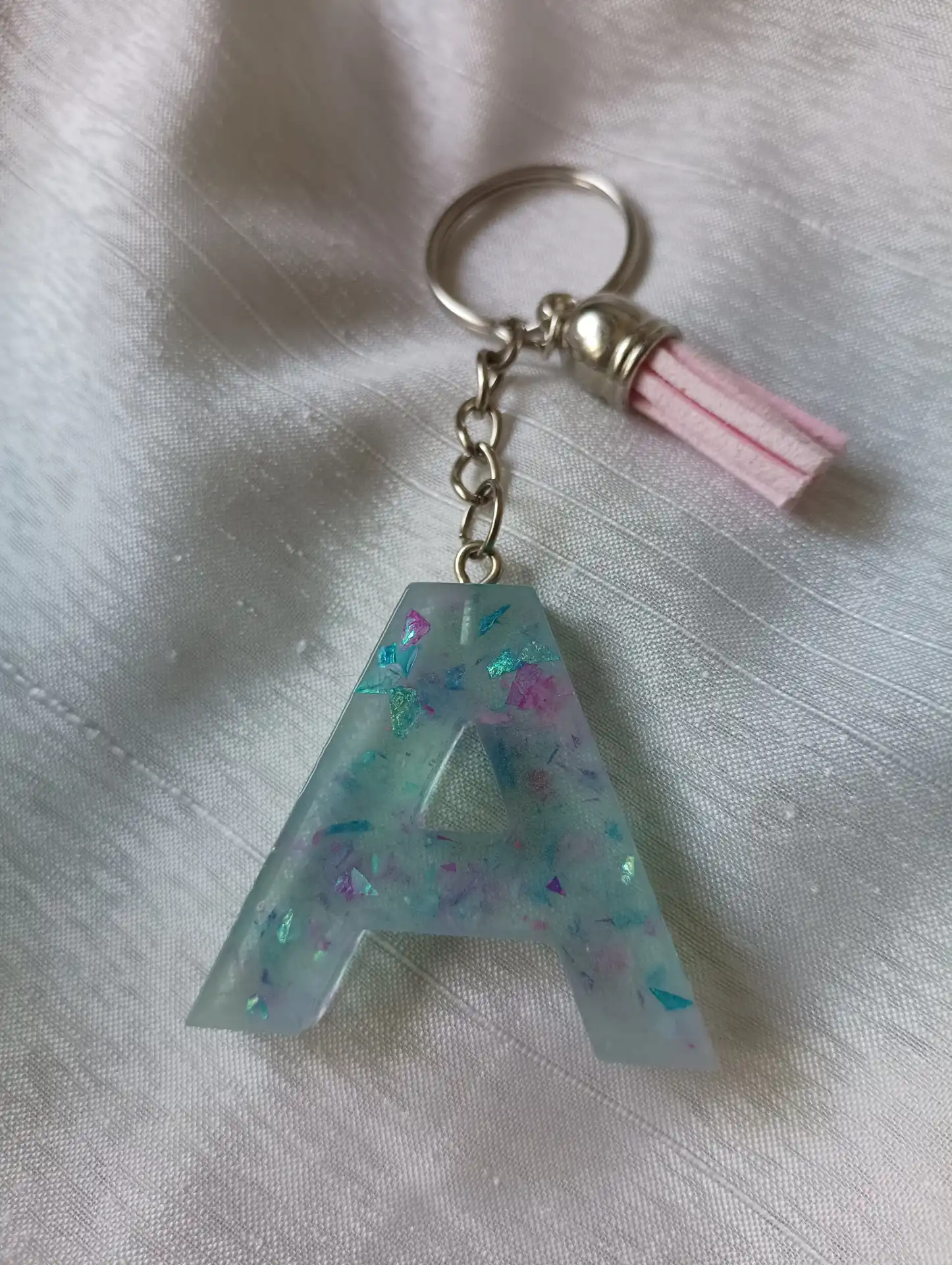 Llavero de resina "A" con toque Boho