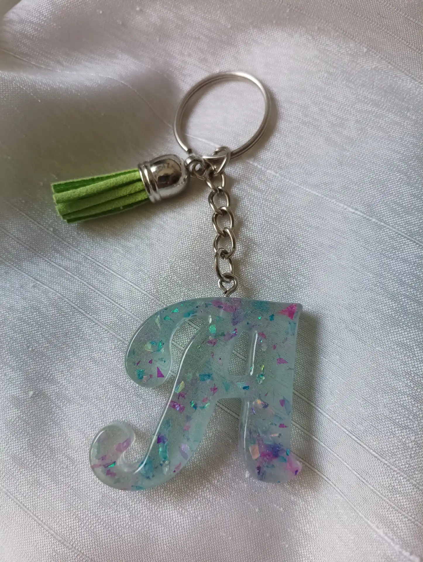 Llavero inicial "A" de resina con toque Boho