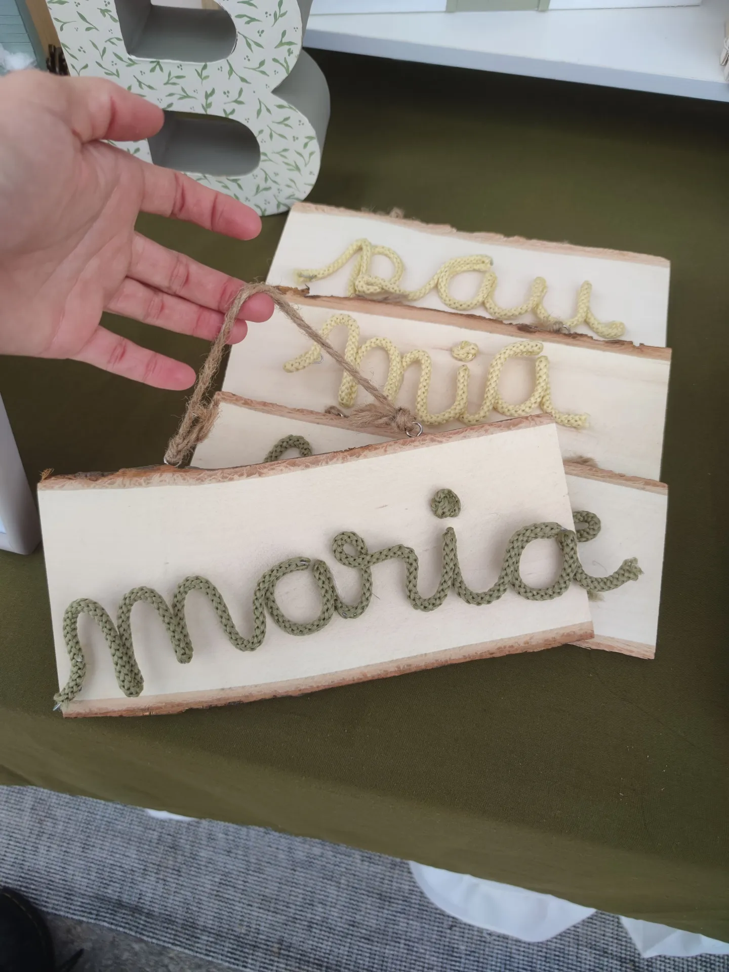 Cartel de madera con nombre