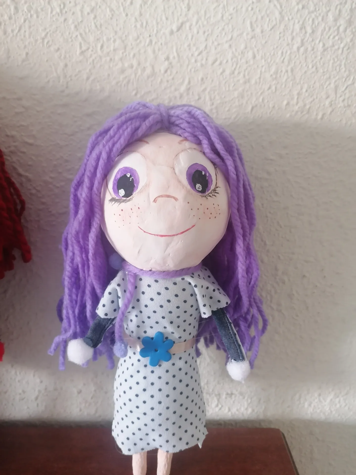 Muñeca pelo largo violeta, hecha con materiales reciclados