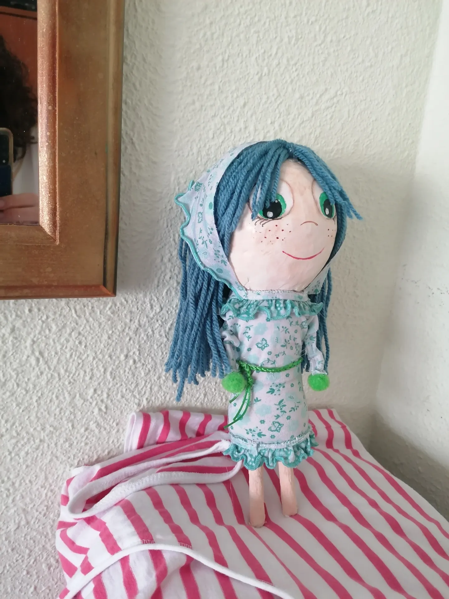 Muñeca de pelo largo azul, con pañuelo en la cabeza - Imagen 3