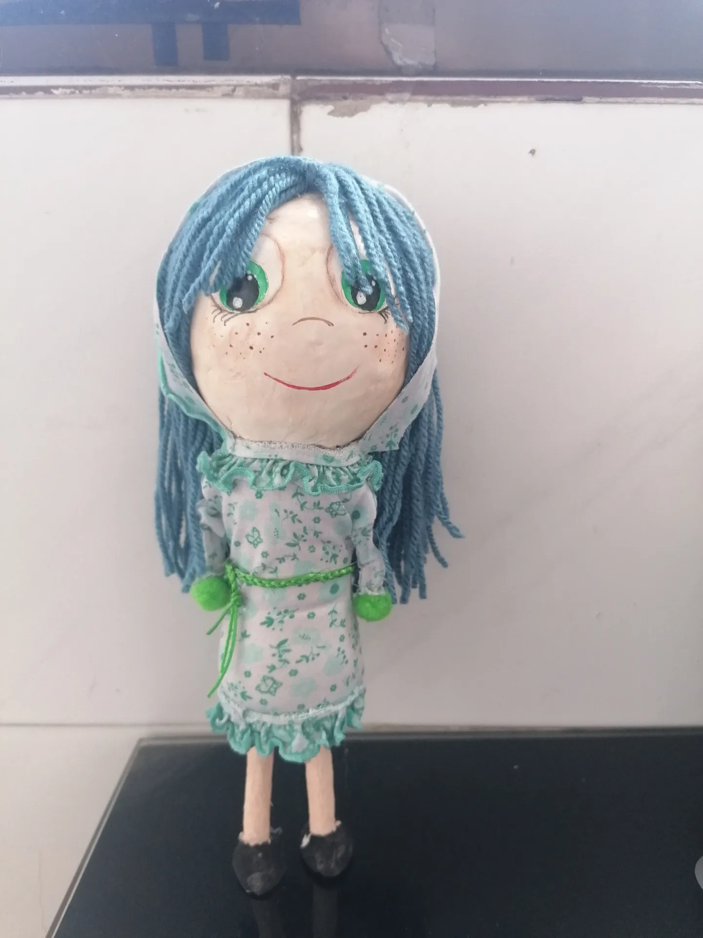 Muñeca de pelo largo azul, con pañuelo en la cabeza