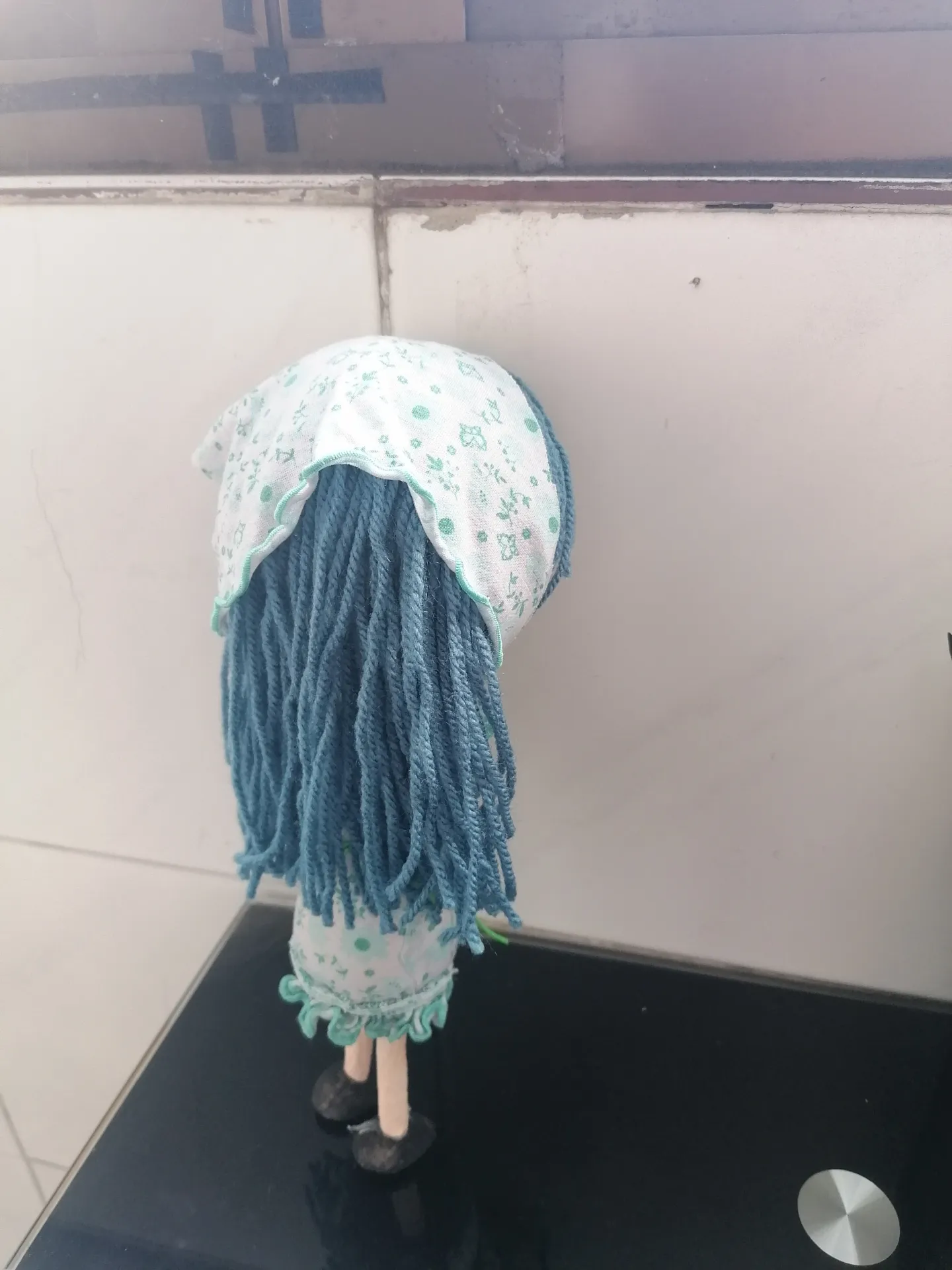 Muñeca de pelo largo azul, con pañuelo en la cabeza - Imagen 2