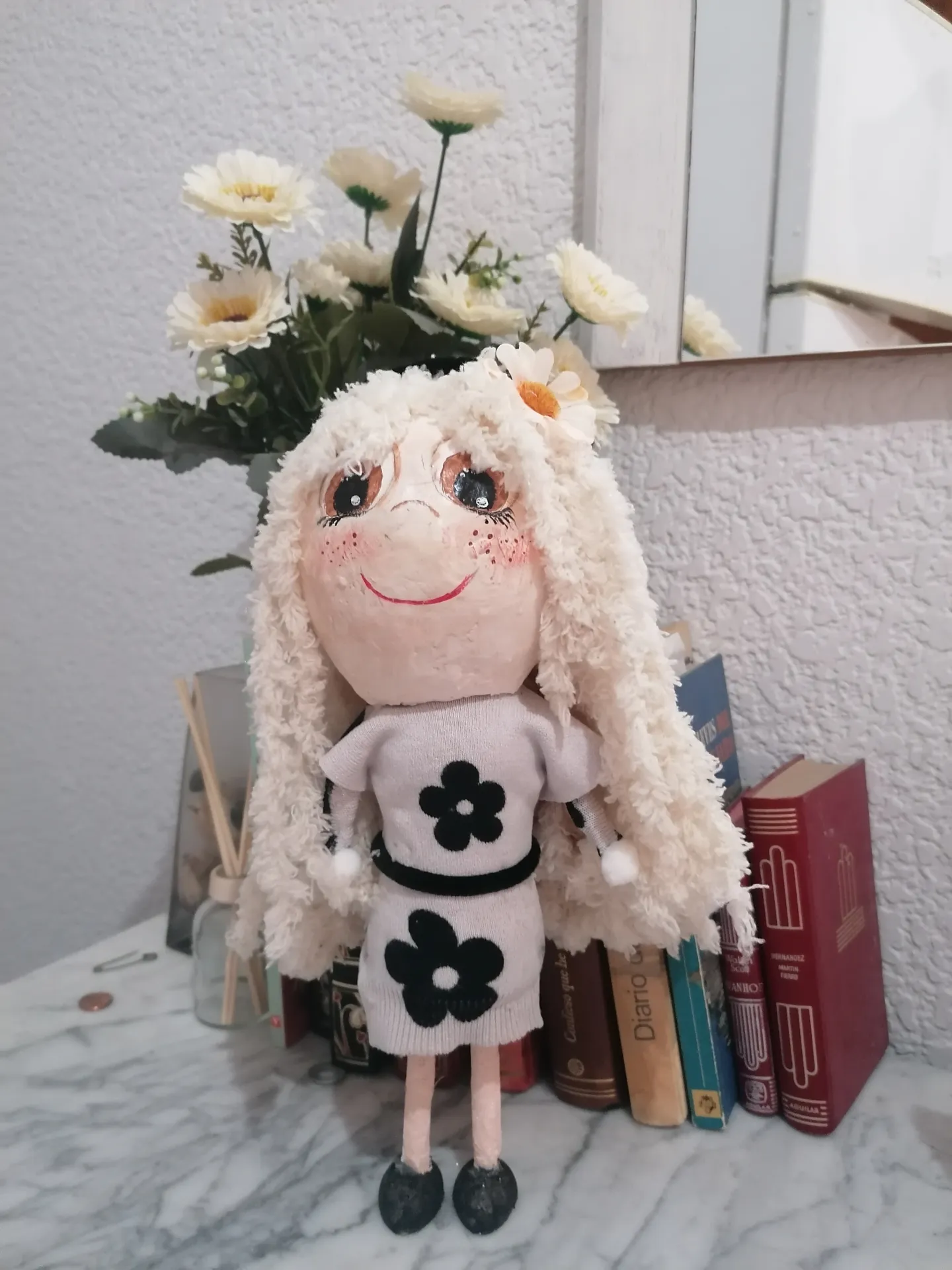 Muñeca de pelo largo rizado blanco