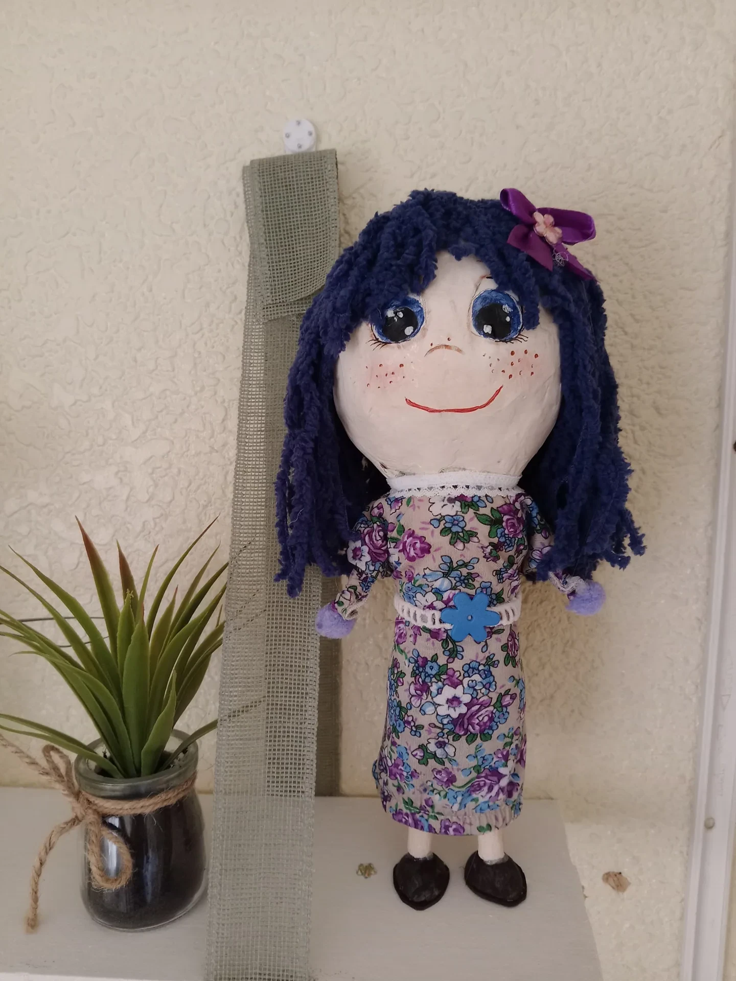 Muñeca de pelo largo azul rizado