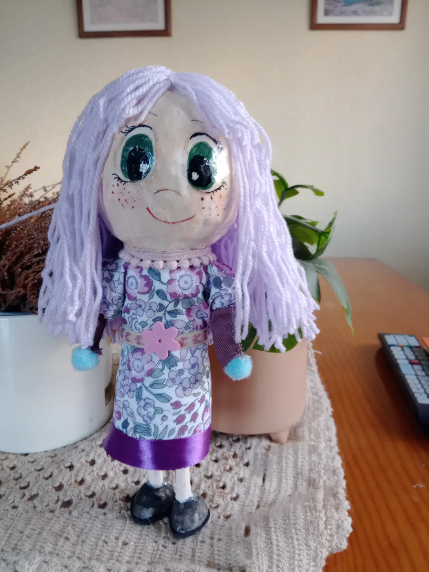 Muñeca pelo violeta largo