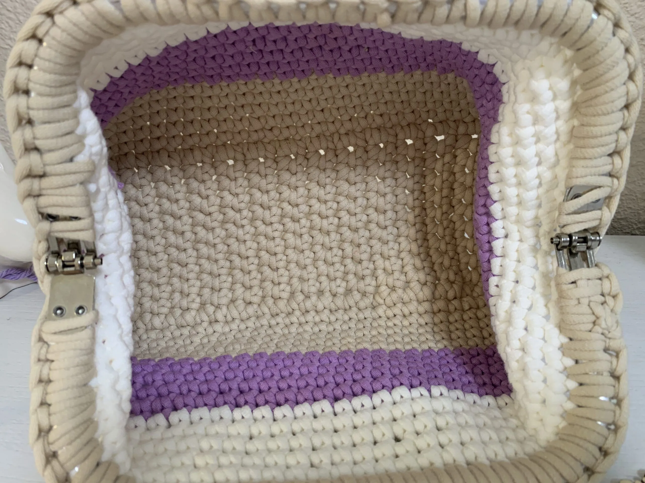 Neceser cosmetiquera a crochet tres colores - Imagen 4