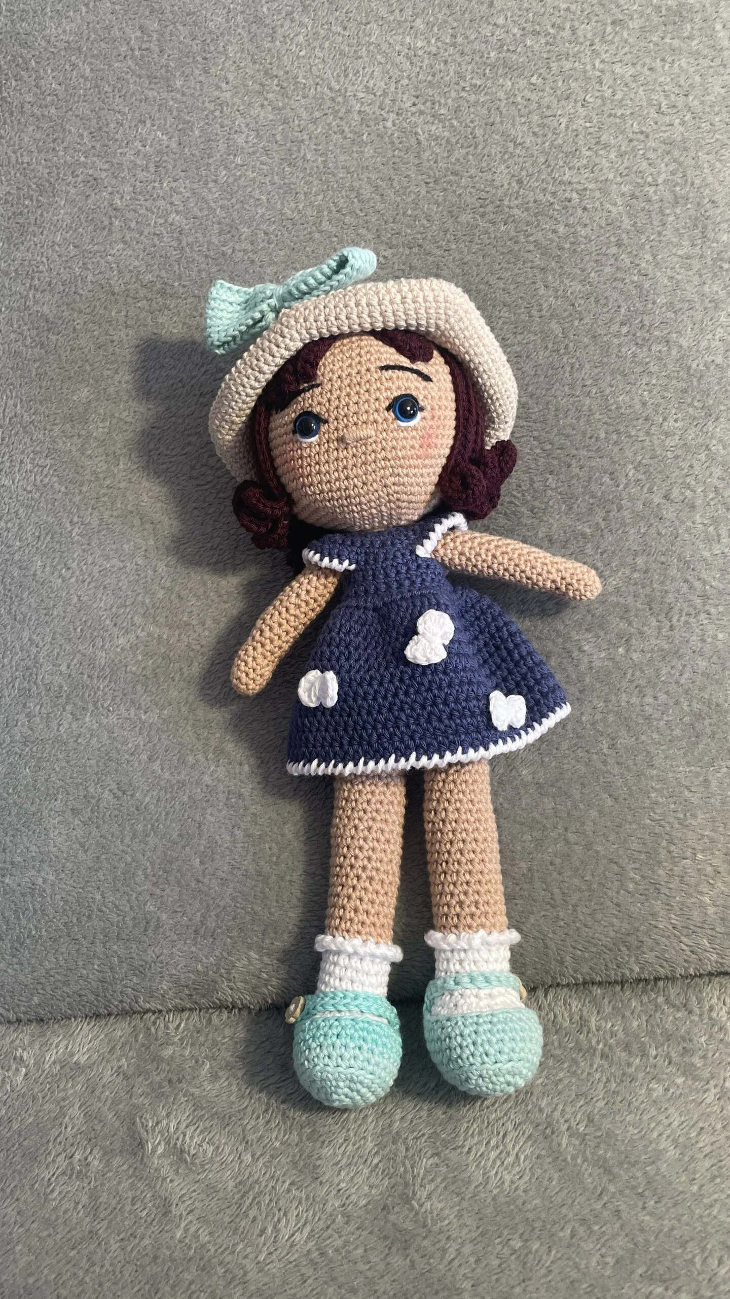 Muñeca a crochet hecha a mano