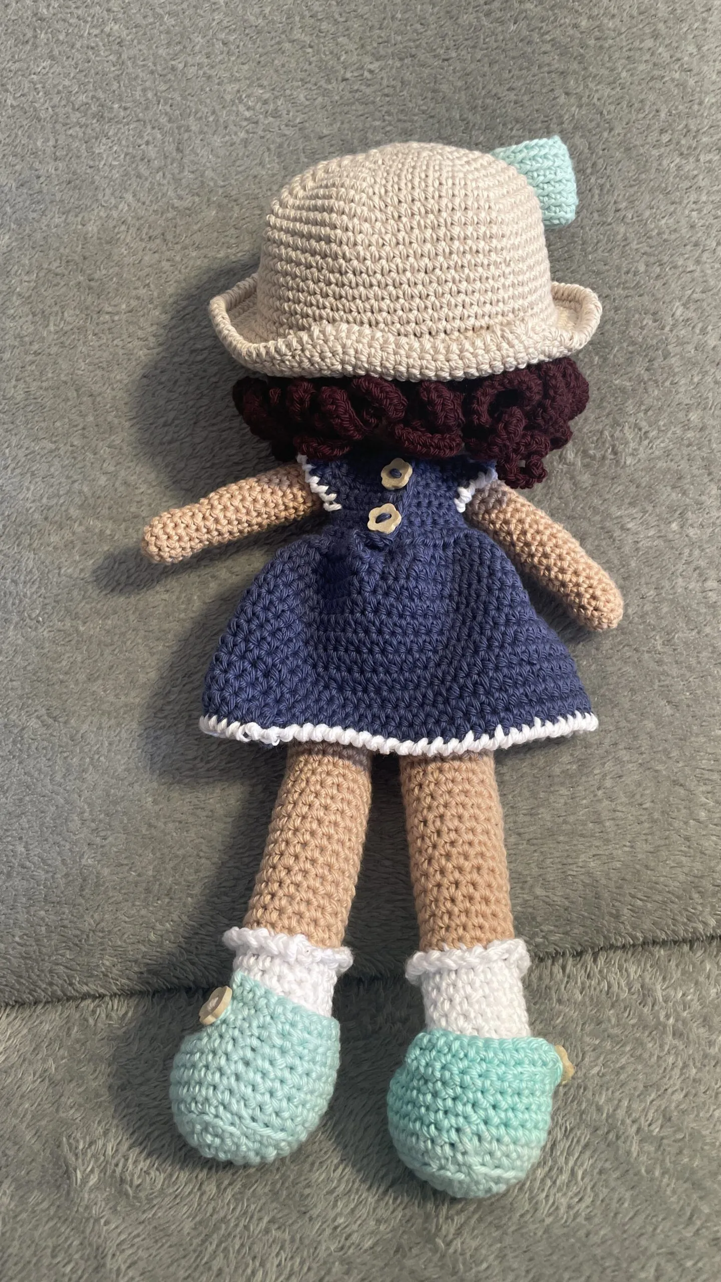 Muñeca a crochet hecha a mano - Imagen 3