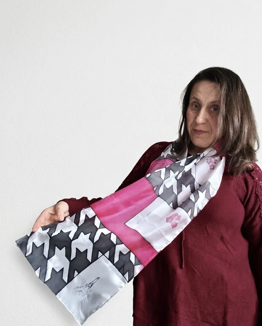 Pañuelo de Seda Natural "París Chic" – Pata de Gallo y Fucsia - Imagen 3