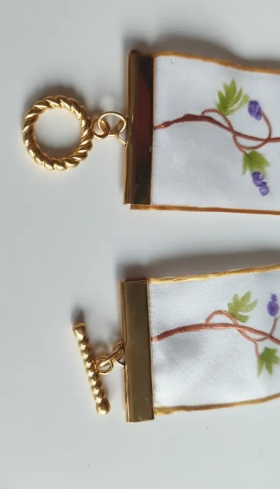 Pulsera de Seda pintada a mano con Diseño de Glicinias y Cierre chapado en oro - Imagen 4