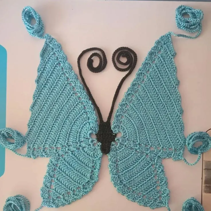 Top a crochet mariposa - Imagen 2