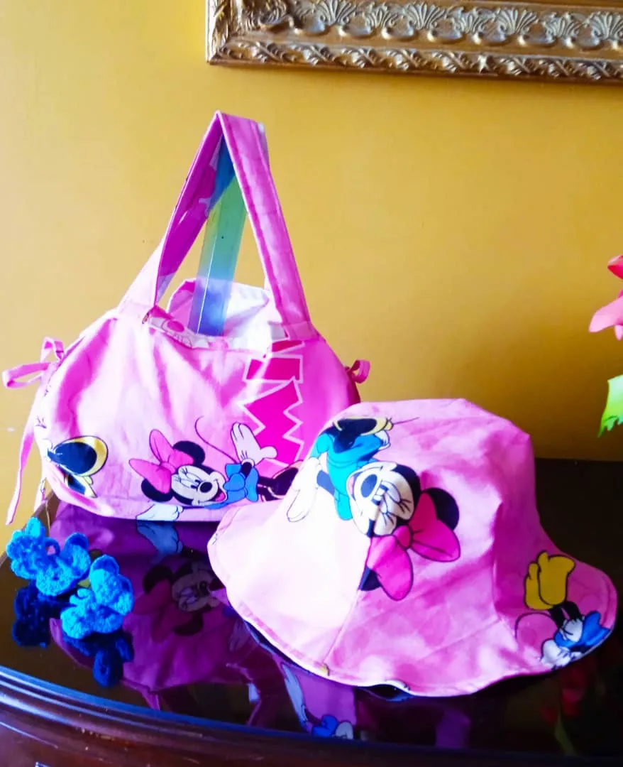 Juego de sombrero y bolso reversibles 