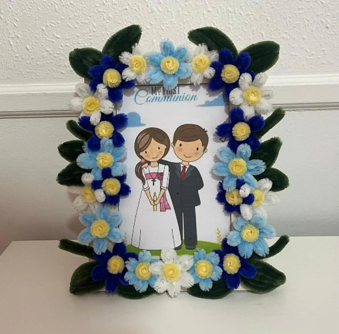 Marco de madera decorado con flores de limpiapias - Imagen 2