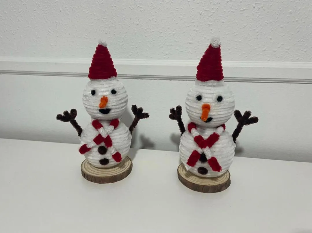 Muñeco de nieve hecho con limpiapipas y base de madera