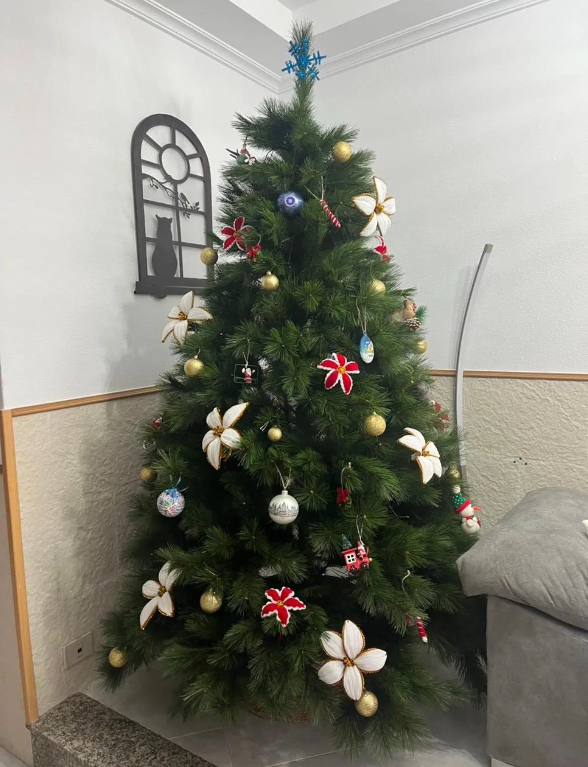Flores para árbol de navidad hechas con limpiapipas. 