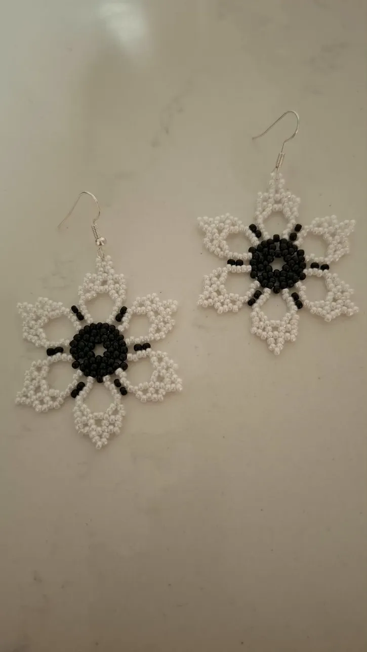 Pendientes flor byn en mostacillas miyuki. - Imagen 2