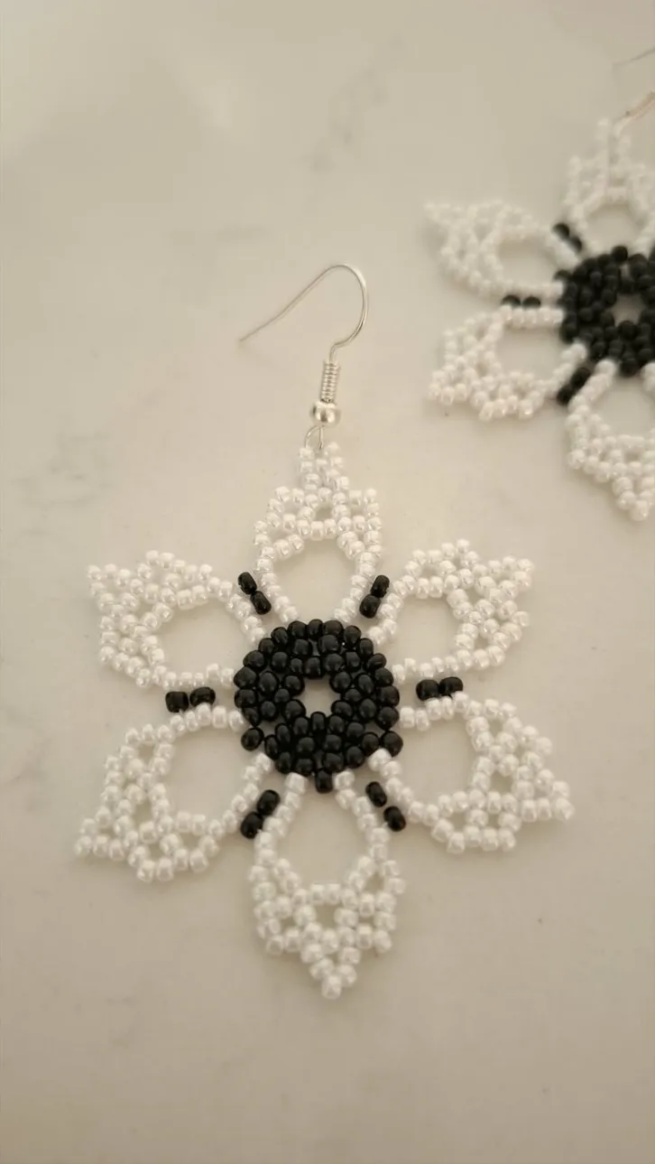 Pendientes flor byn en mostacillas miyuki. - Imagen 4