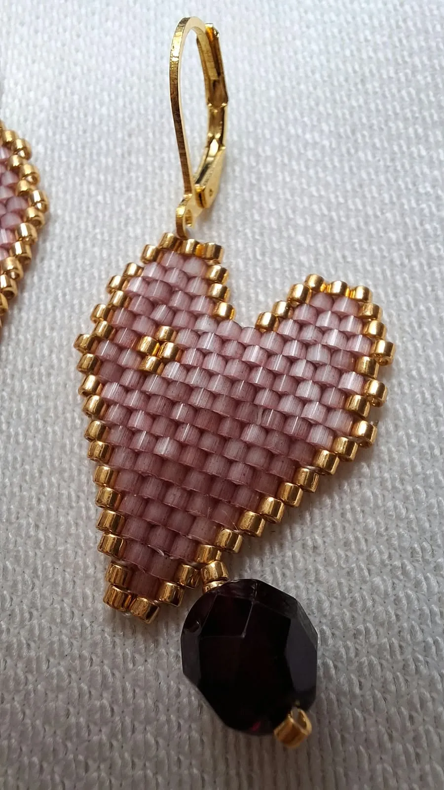 Pendientes corazón salmón en miyuki - Imagen 4