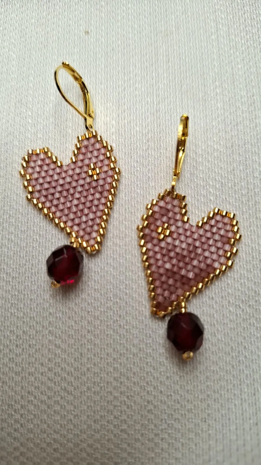 Pendientes corazón salmón en miyuki - Imagen 2
