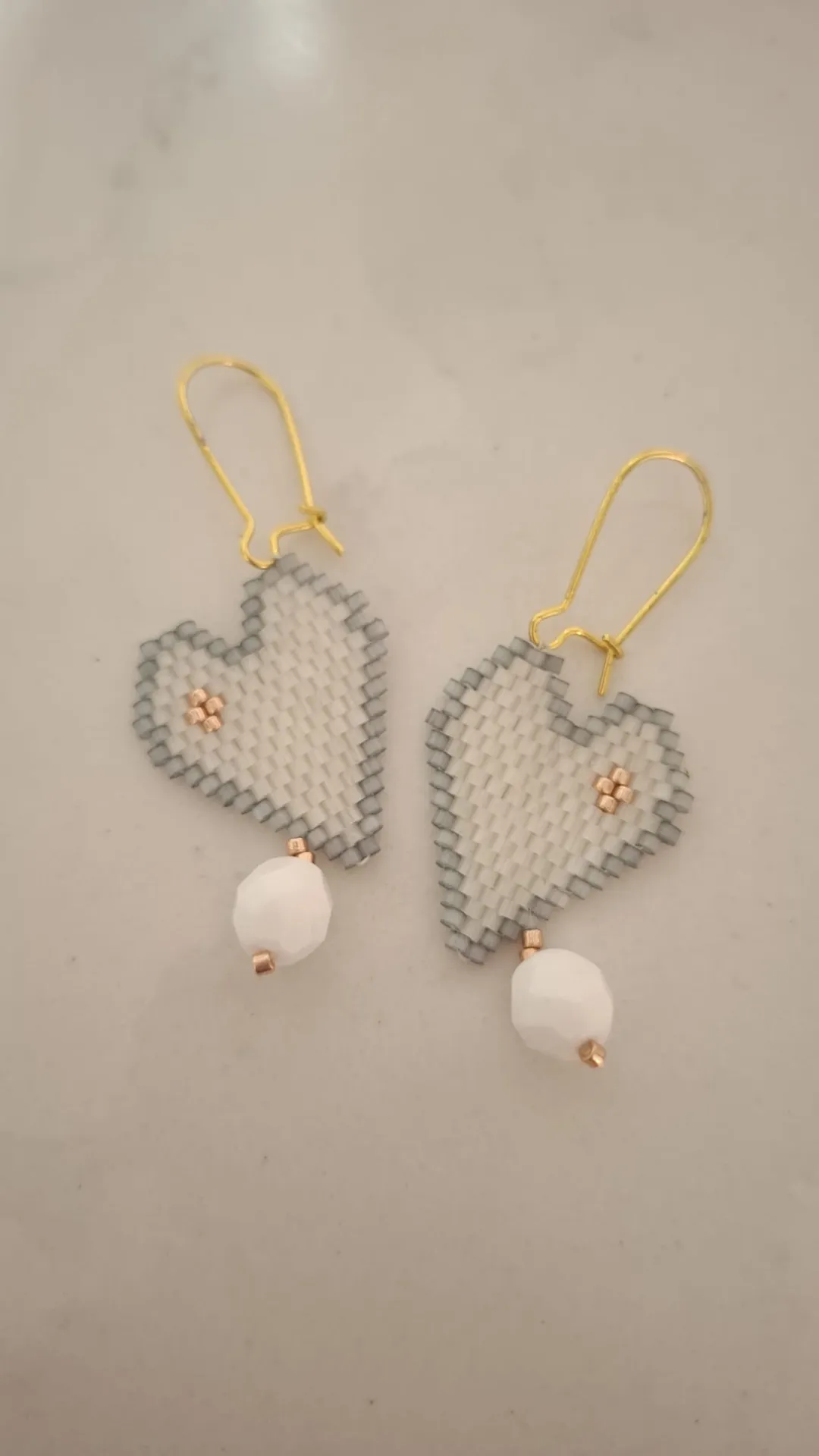 Pendientes corazón blanco con delicas miyuki - Imagen 3