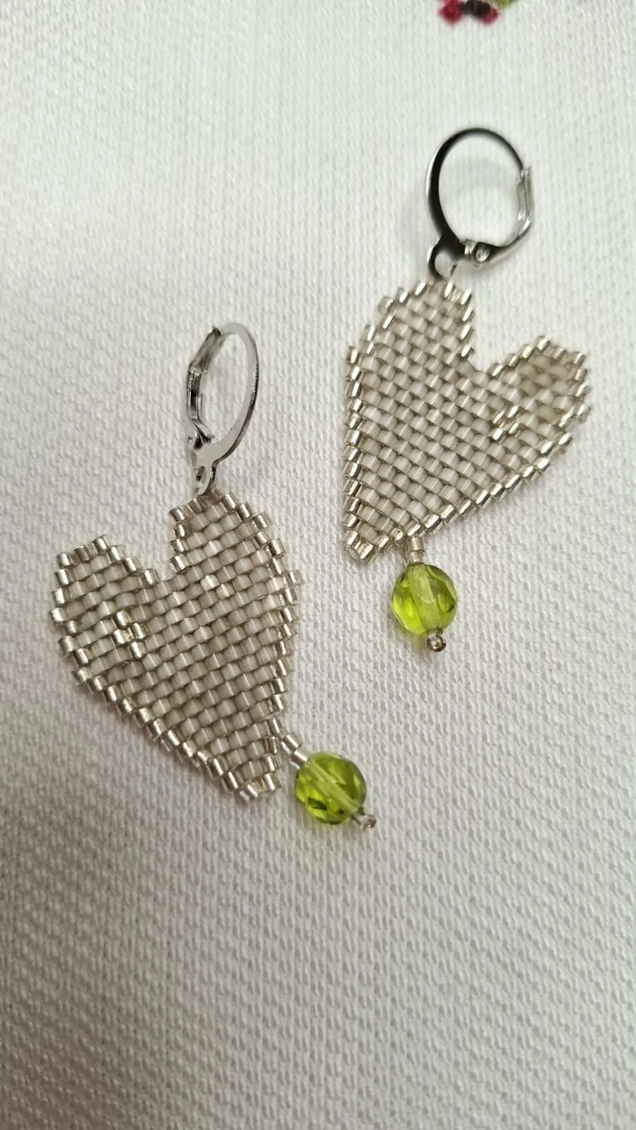 Pendientes corazón verde oliva con delicas miyuki - Imagen 2