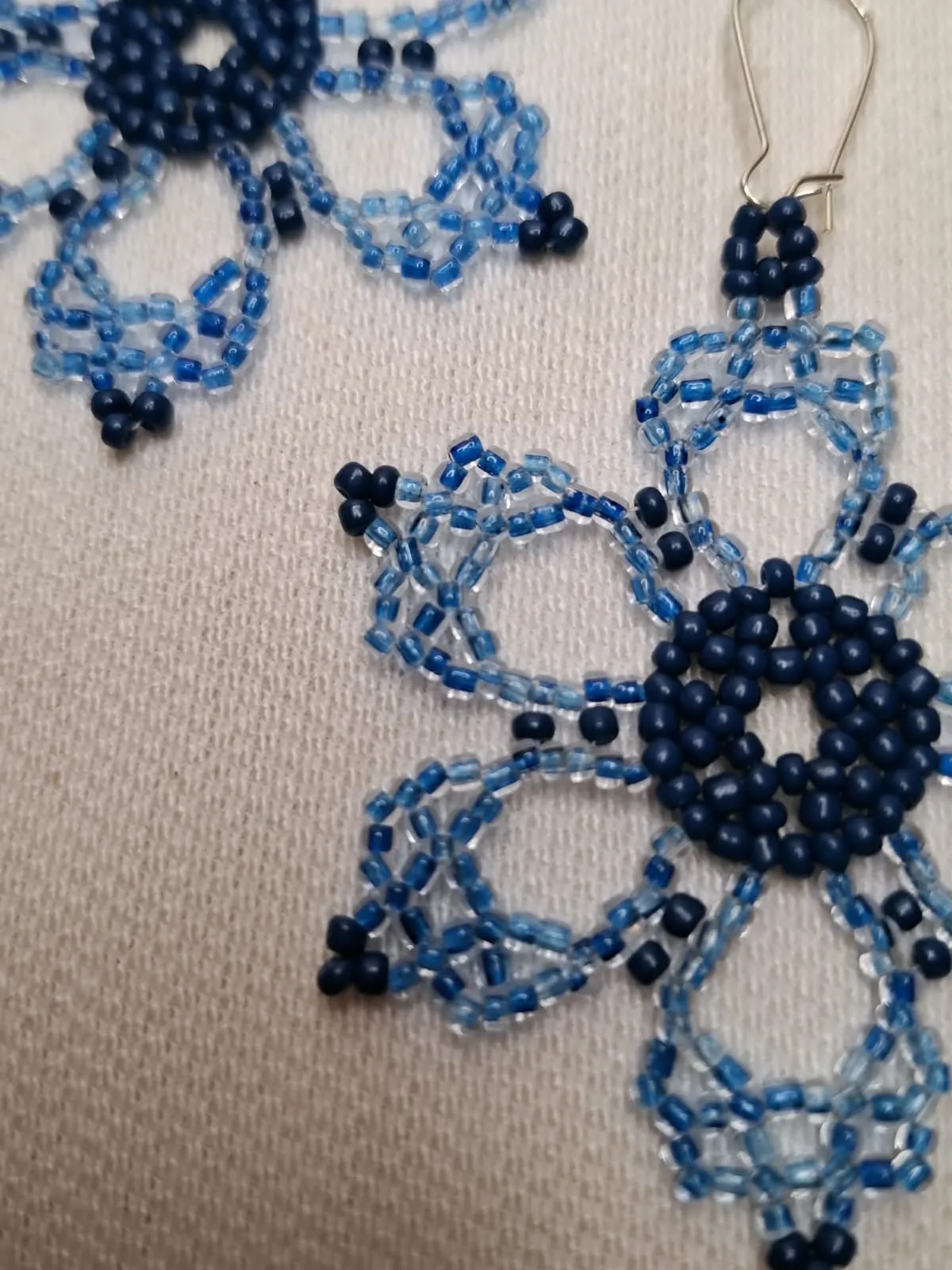 Pendientes flor azul hechos con mostacillas - Imagen 2