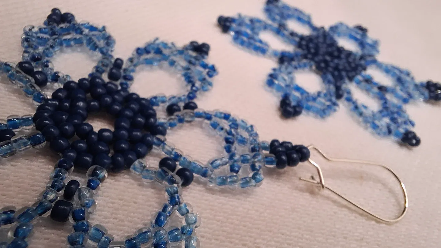 Pendientes flor azul hechos con mostacillas - Imagen 4