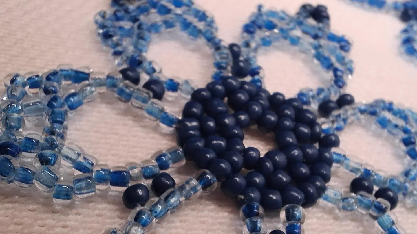 Pendientes flor azul hechos con mostacillas - Imagen 3