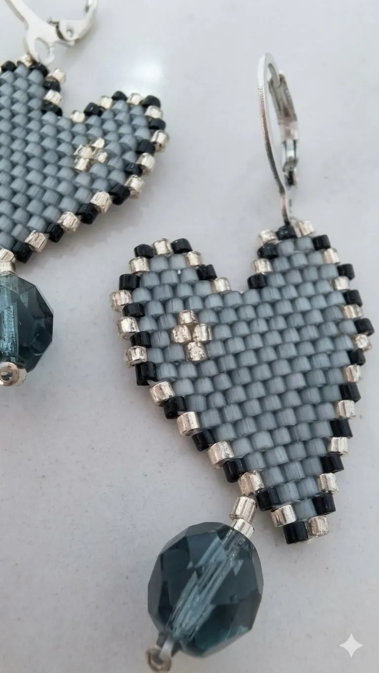 Pendientes corazón negro/gris con delicas miyuki - Imagen 3