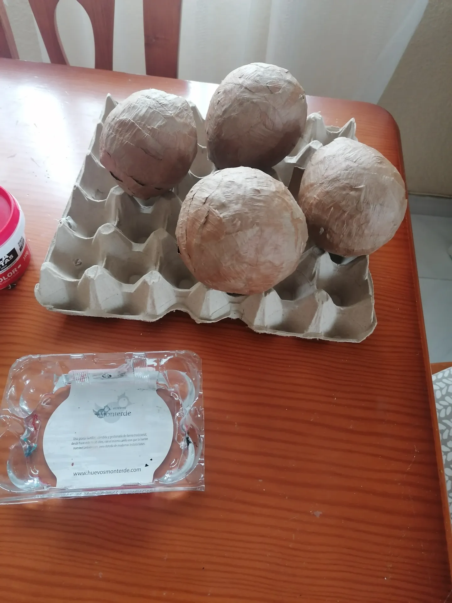 Muñeca pelo largo violeta, hecha con materiales reciclados - Imagen 3