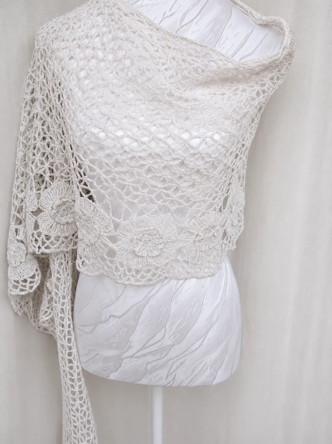 Chal artesanal de crochet para ocasiones especiales - Imagen 2